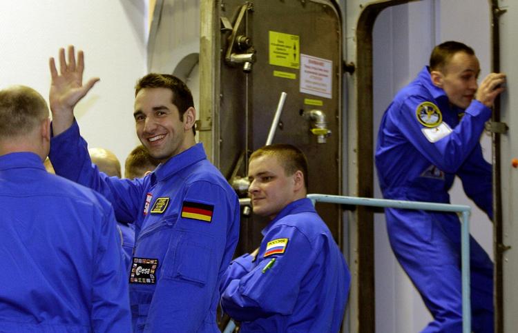 Tyske Oliver Knickel vinker til kameraet, inden han sammen med fem andre, skal deltage i en simuleret rejse til Mars. 