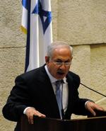 Benjamin Netanyahu taler foran Knesset - det israelske parlament - i Jerusalem, hvor han præsenterer sin nye regering, som er blevet godkendt. 