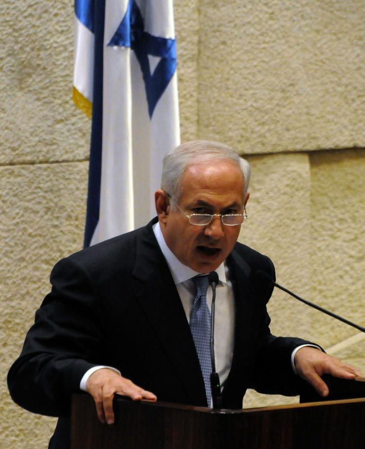 Benjamin Netanyahu taler foran Knesset - det israelske parlament - i Jerusalem, hvor han præsenterer sin nye regering, som er blevet godkendt. 