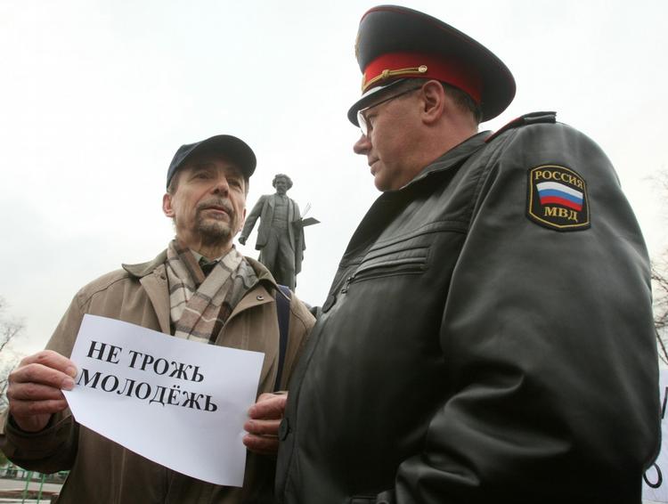 Lev Ponomarev fotograferet under en protestaktion i Moskva sidste år mod politiet fremfærd under demonstration. 'Fingrene væk fra de unge', står der på hans plakat. 