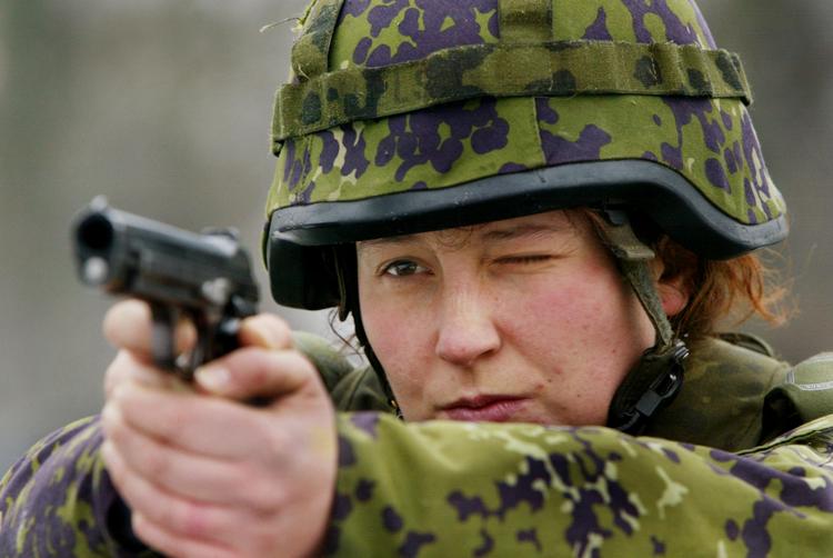 Politikerne vil foreløbig ikke tvinge kvinderne til at aftjene værnepligt, men de skal på session, så de kan stifte bekendtskab med soldaterlivet. (Arkivfoto) 