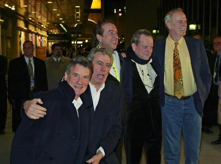 De overlevende Monty Python-drenge ses her ved premieren på musicalen Spamalot i 2005. Fra venstre: Michael Palin, Terry Jones, Eric Idle, Terry Gilliam og John Cleese. Arkivfoto. 
