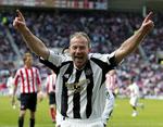 Alan Shearer - her i sin sidste sæson som spiller for Newcastle United - træder, ifølge engelske medier, til som midlertidig manager i klubbens kamp for overlevelse. Arkivfoto. 