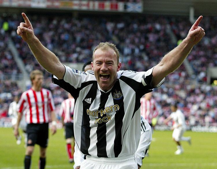 Alan Shearer - her i sin sidste sæson som spiller for Newcastle United - træder, ifølge engelske medier, til som midlertidig manager i klubbens kamp for overlevelse. Arkivfoto. 