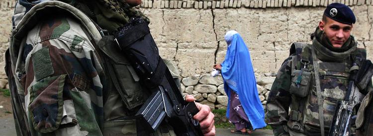 »Der kan samlet ikke ændres ved, at Natos tilstedeværelse opfattes som en slags demokratisk jihad, der har til formål at skabe et afghansk samfund i vestligt forbillede«, mener dagens skribent. Her et par Nato-soldater i Afghanistan. Foto: Musadeq Sadeq 