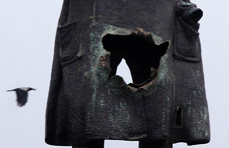 Statuen fik sprængt et ordentligt hul i maven. 