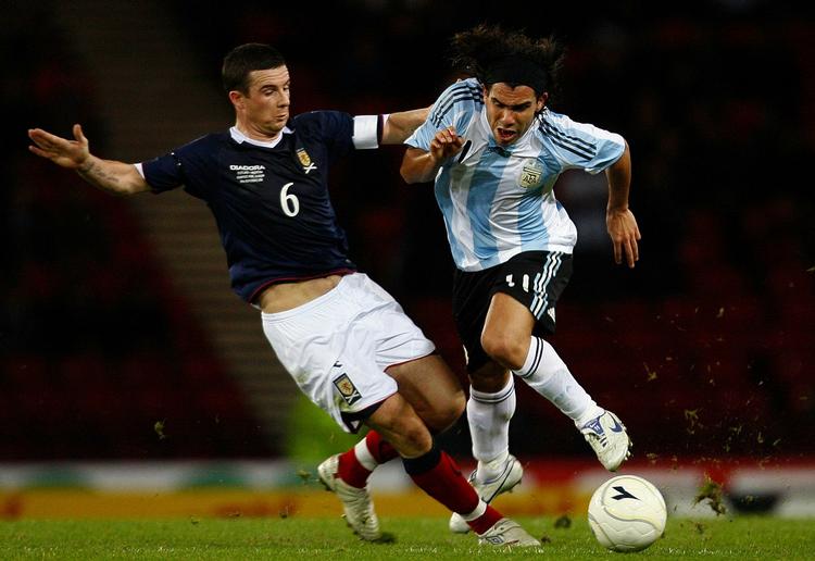 Skotlands anfører Barry Ferguson, der her er i nærkamp med Argentinas Carlos Tevez ved en tildigere lejlighed, kommer ikke med i aftenens VM-kamp mod Island. Arkivfoto. 