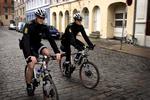 To af de otte cyklende betjente på deres første dag som cykelpatrulje i København. 