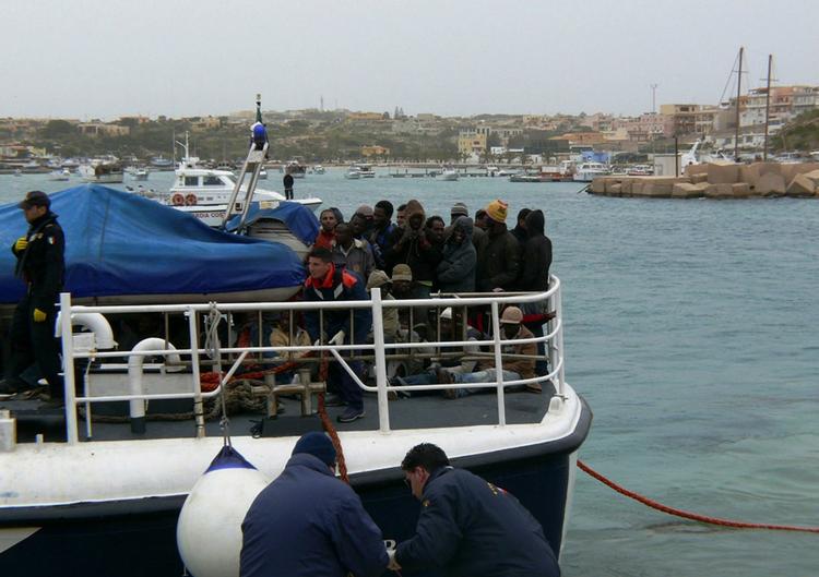 Disse flygtninge var heldige. De undgik forlis og blev samlet op af den italienske kystvagt . Her er de ved at ankomme til Lampedusa i Italien. 