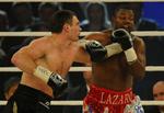 Vitalij Klitjko godt på vej til at sende Juan Carlos Gomez i gulvet til sin  36. sejr på knockout. Arkivfoto. 