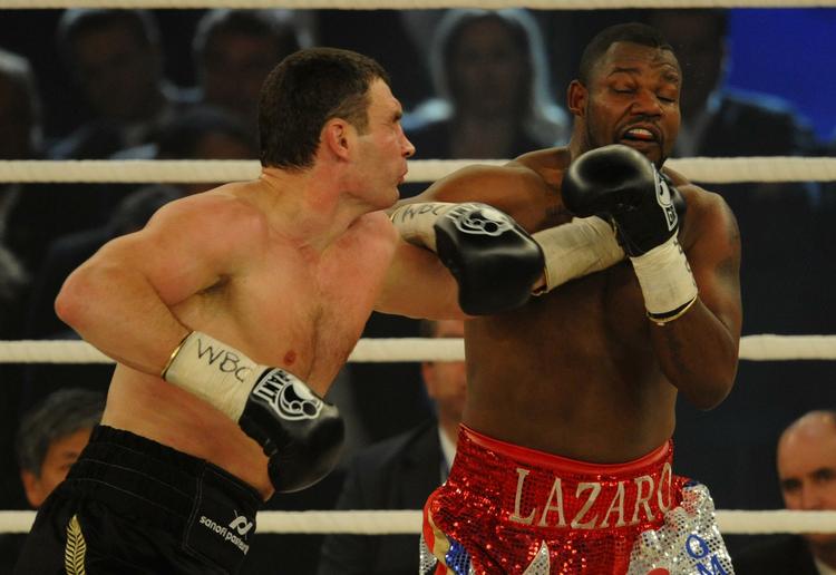 Vitalij Klitjko godt på vej til at sende Juan Carlos Gomez i gulvet til sin  36. sejr på knockout. Arkivfoto. 