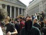 Politiet har omringet en mængde af demonstranter i området ved Bank of England i London. 
