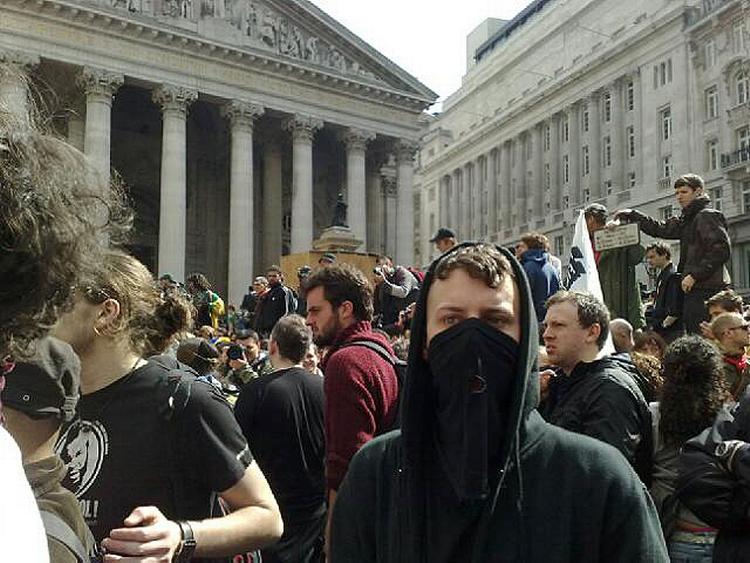 Politiet har omringet en mængde af demonstranter i området ved Bank of England i London. 