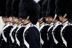 Både Berlingske og Ritzau troede på, at lave gardersoldater fremover kan justere højden med særlige bjørneskindshuer. Arkivfoto. 