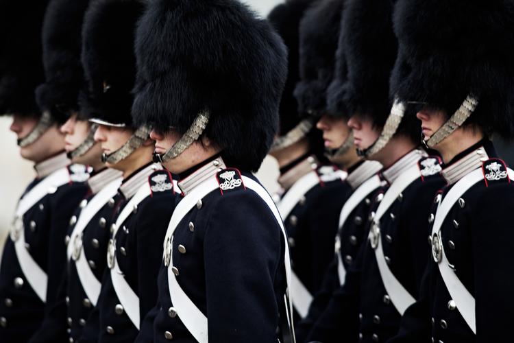 Både Berlingske og Ritzau troede på, at lave gardersoldater fremover kan justere højden med særlige bjørneskindshuer. Arkivfoto. 
