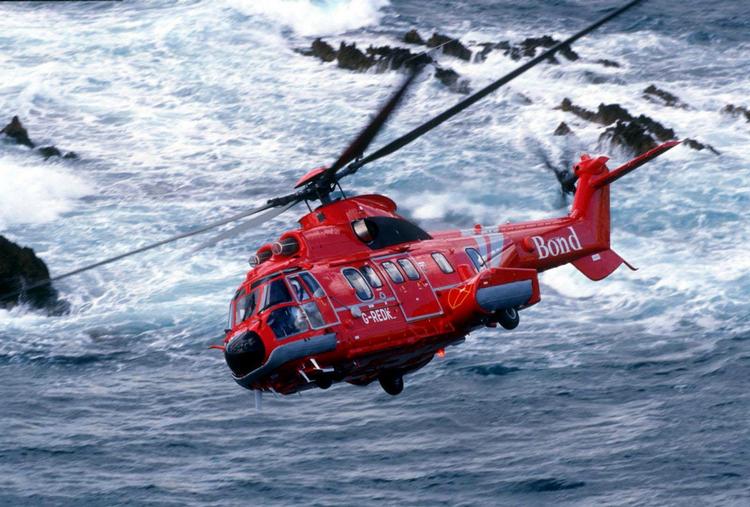En helikopter er styrtet ned i Nordsøen med 20 personer ombord. Det vides ikke, om de har overlevet. Dette er et arkivfoto af den samme type 'Super Puma-helikopter', som forulykkede i dag. I februar i år forulykkede en anden Super Puma-helikopter' i samme område i Nordsøen ud for den skotske havneby Aberdeen, da den var på vej til en olieboreplatform. 18 personer ombord overlevede dengang. 