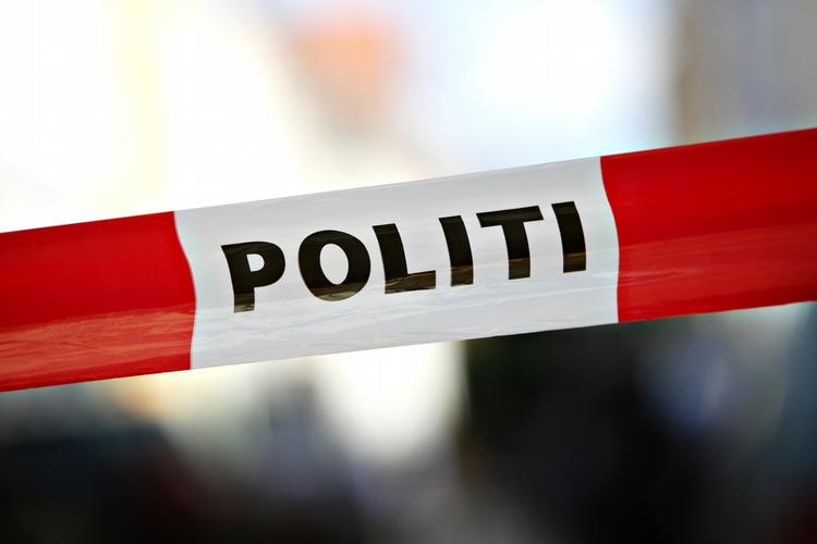 Politiet afspærrede Banegårdspladsen i Nykøbing Falster efter et røveri mod en af Post Danmarks biler. Røverne efterlod sig en bombeattrap. 