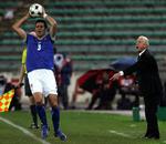 Fabio Grosso tager et indkast for øjnene af Irlands italienske landstræner, Giovanni Trapattoni. 