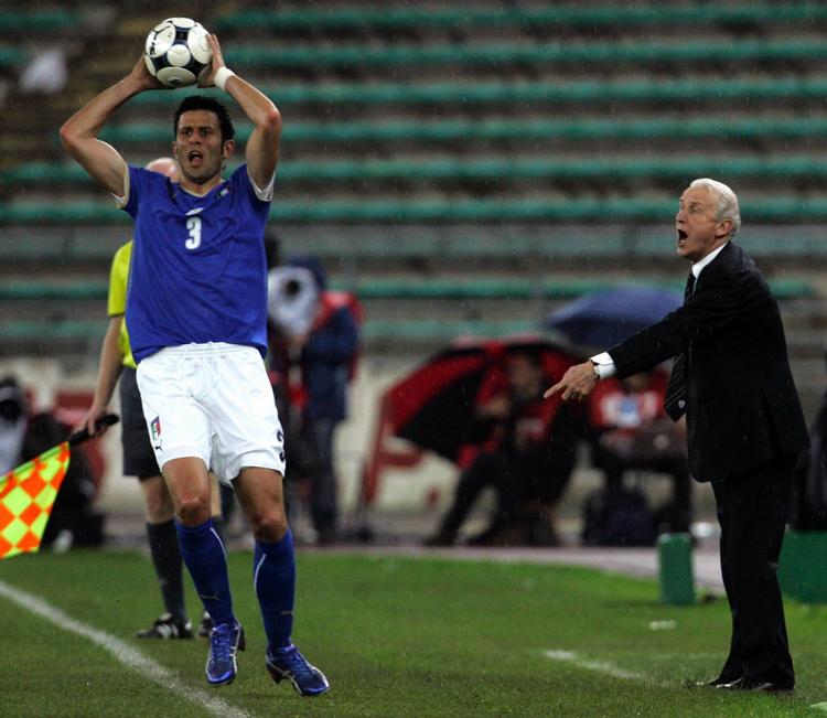 Fabio Grosso tager et indkast for øjnene af Irlands italienske landstræner, Giovanni Trapattoni. 