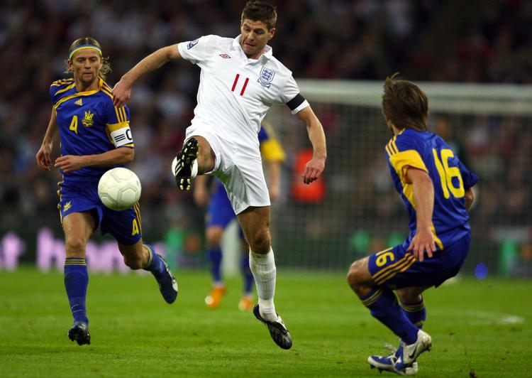 Steven Gerrard er anfører for det engelske landshold, der har kurs mod VM-slutrunden. 