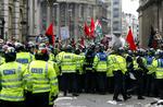 Politi og demonstranter stod over for hinanden flere gange i den britiske hovedstad i går. 