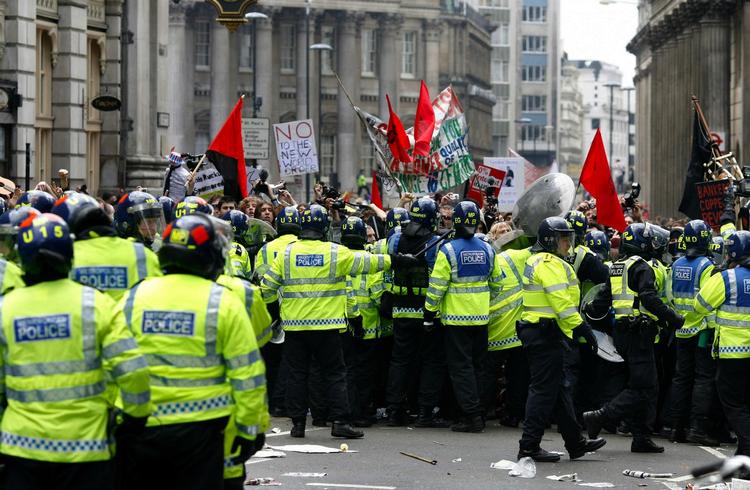 Politi og demonstranter stod over for hinanden flere gange i den britiske hovedstad i går. 