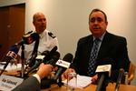Skotlands førsteminister Alex Salmond (th.) betegnede på et pressemøde i går chancerne for at finde overlevende som »yderst trøstesløse«. 