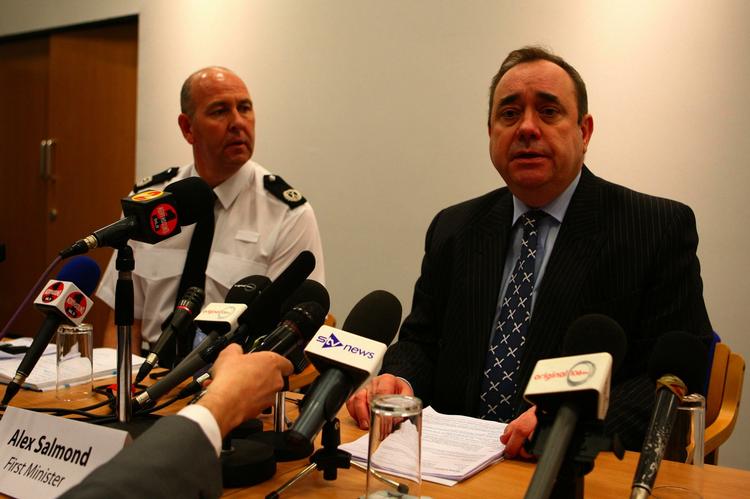 Skotlands førsteminister Alex Salmond (th.) betegnede på et pressemøde i går chancerne for at finde overlevende som »yderst trøstesløse«. 