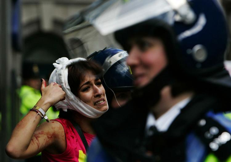 5.000 deltog i går i demonstrationerne i det centrale London. 87 blev anholdt og én mand omkom. 