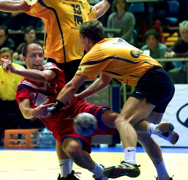 Ruslands Dimitrij Filipov sendes til tælling i EM-finalen mod Sverige i 2000, hvor Rusland efter Wolfgang Gütschows mening blev frarøvet guldmedaljer. Arkivfoto: Lars Poulsen 