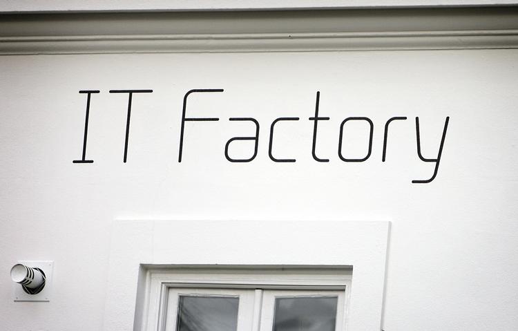 Ifølge kurator Boris Frederiksen var omsætningen i IT Factory for 99 procents vedkommende varm luft. 