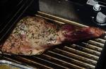 Lækker ser den ud, når lammekøllen ligger på grillen. Men den frosne kan være slagtet for to år siden. 