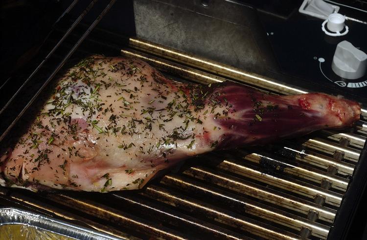 Lækker ser den ud, når lammekøllen ligger på grillen. Men den frosne kan være slagtet for to år siden. 