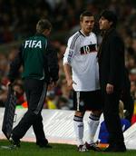 Lukas Podolski gik til korporligheder mod sin anfører Michael Ballack under kampen mod Wales. Om det var derfor, Podolski her bliver skiftet ud, vides ikke. 