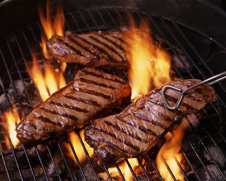 Aftenerne er blevet lysere og lørdag skydes grillsæsonen i gang med arragementer 44 steder i landet. 