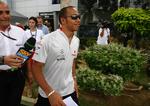 Lewis Hamilton forlader høringen i Malaysia. Efterfølgende blev han frataget tredjepladsen i det australske grandprix. 