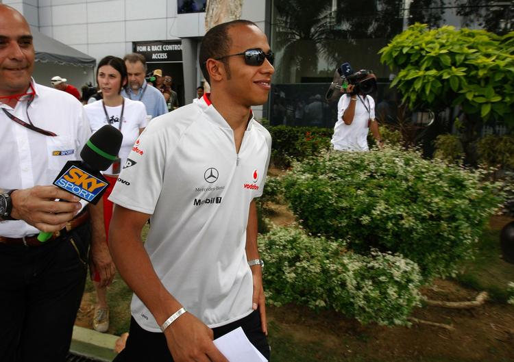Lewis Hamilton forlader høringen i Malaysia. Efterfølgende blev han frataget tredjepladsen i det australske grandprix. 