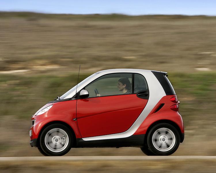 Smart er efterhånden velkendt i det danske gadebillede, men først nu efter ti års produktion sælges den officielt hos Mercedes, der bygger bilen.  Foto: Smart 