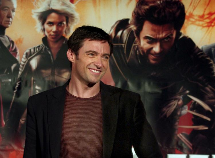 Hugh Jackman spiller hovedrollen som Logan/Wolverine i 'X Men-Originis:  Wolverine'. Her ses han foran en plakat for den forrige X Men-film, 'The Last Stand'. Arkivfoto. 