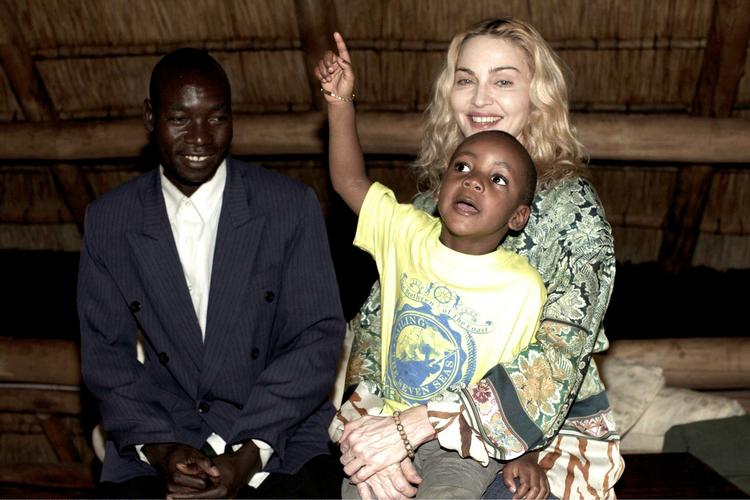 Madonna med sin adoptivsøn David og drengens biologiske far Yohane Banda ses her under Madonnas besøg i Malawi i disse dage. 