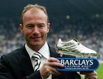 Alan Shearer - her med trofæet for sine 206 mål i karrieren - har skabt vilde udsving i de positive vibrationer i  Newcastle efter sin tiltrædelse som manager for byens hold. Arkivfoto. 