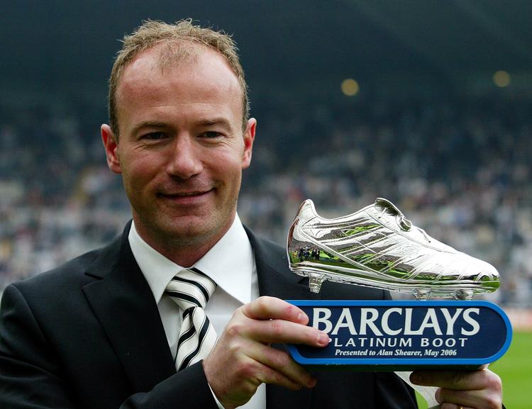 Alan Shearer - her med trofæet for sine 206 mål i karrieren - har skabt vilde udsving i de positive vibrationer i  Newcastle efter sin tiltrædelse som manager for byens hold. Arkivfoto. 