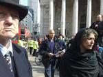 En mand mistede i går livet under en demonstration. Nu vil demonstranter have dødsfaldet undersøgt. 