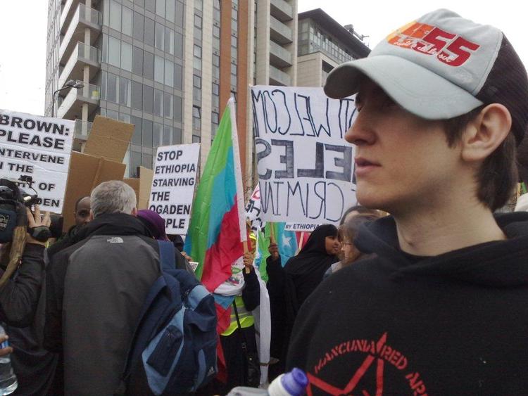 Demonstranterne er langt fra tilfredse med verdens ledere, der lige nu er samlet i London. 