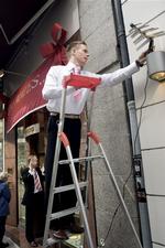Hos Stenstrup Juveler på Strøget monterede de ansatte i 2004 en stueantenne, så de kunne følge kronprinseparrets bryllup i Vor Frue Kirke.  Kravet til antennen bliver ikke øget, selv om det digitale signal indføres 1. november. Arkivfoto 