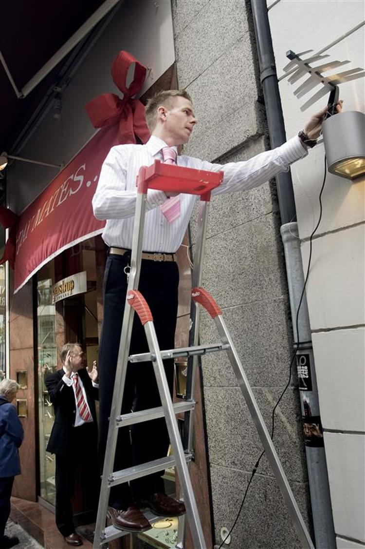 Hos Stenstrup Juveler på Strøget monterede de ansatte i 2004 en stueantenne, så de kunne følge kronprinseparrets bryllup i Vor Frue Kirke.  Kravet til antennen bliver ikke øget, selv om det digitale signal indføres 1. november. Arkivfoto 