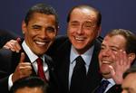 Fra venstre smiler USA's præsident Barack Obama, Italiens premierminister Silvio Berlusconi og Ruslands præsident Dmitry Medvedev til G20-topmødet i London. 