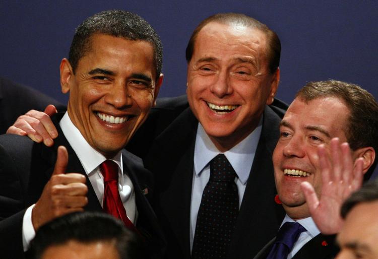 Fra venstre smiler USA's præsident Barack Obama, Italiens premierminister Silvio Berlusconi og Ruslands præsident Dmitry Medvedev til G20-topmødet i London. 