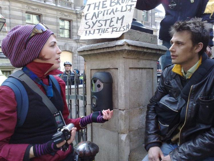 Demonstranterne i London er langt fra tilfredse med verdenslederne. 