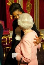 USA's præsidentfrue, Michelle Obama, lægger armen om Dronning Elizabeth, under et besøg på Buckingham Palace i London. 